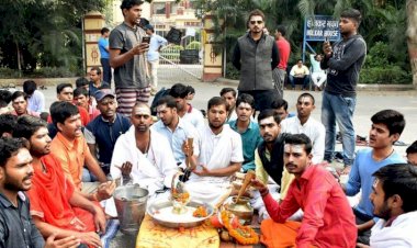 ਹਿੰਦੂਤਵ ਵਿਦਿਆਰਥੀ ਮੁਸਲਮਾਨ ਅਧਿਆਪਕ ਵਿਰੁੱਧ ਧਰਨੇ ਤੇ ਬੈਠੇ।